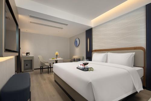 Postel nebo postele na pokoji v ubytování Huanman Hotel Luoyang Yingtianmen Jiefang Road Metro Station Branch