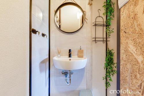 un bagno con lavandino e specchio di Villa Mavi a Drežnik Grad