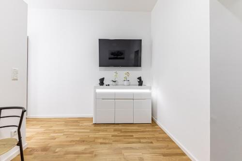 Un televizor și/sau centru de divertisment la Compact Luxury by JR City Apartments