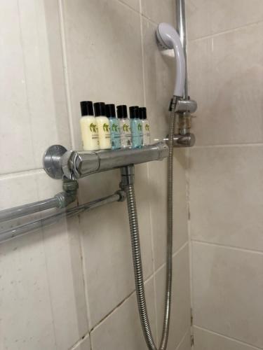 バーミンガムにあるPrime Hotelのバスルーム(シャワー、石鹸4本付)