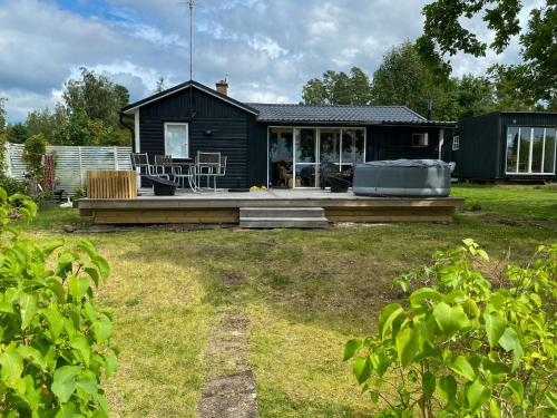 Vườn quanh Cottage With Lake Vänern Views In Sjötorp