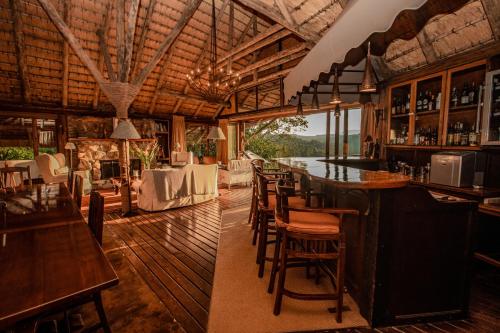 Restaurant o un lloc per menjar a Tanamera Lodge