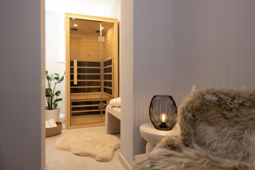 een kamer met een badkamer met een toilet en een raam bij Apartments Lia in Ljubljana