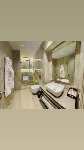 a bathroom with two sinks and a large mirror at Hotel Dilijan Resort in Dilijan