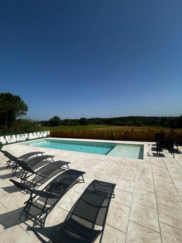 Bazén v ubytování Le Mas Jubilé nebo v jeho okolí