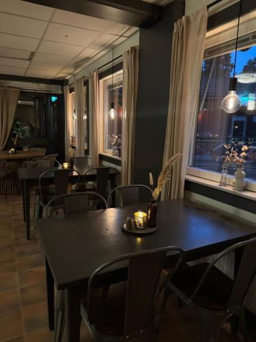 Un comedor con mesas y sillas y una ventana. en First Camp Moraparken - Dalarna, en Mora