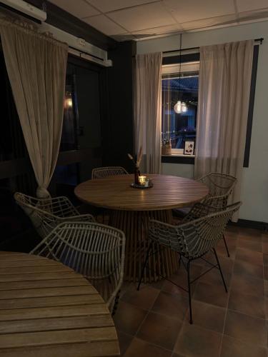 Una mesa y sillas en una habitación con ventana. en First Camp Moraparken - Dalarna, en Mora