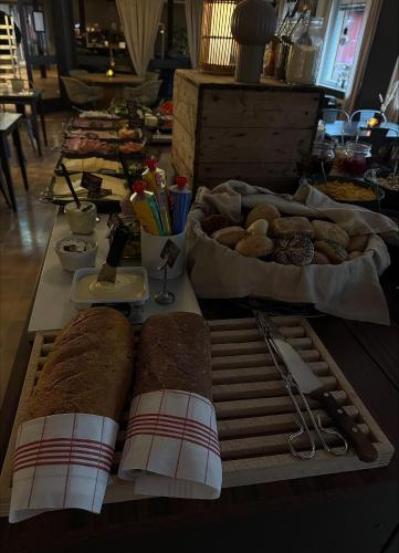 un buffet con pan y otros alimentos en una mesa en First Camp Moraparken - Dalarna, en Mora