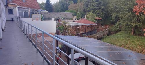 un balcone di una casa con recinzione di Hotel Breitenbenden a Mechernich