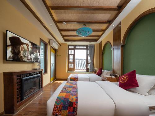 Una cama o camas en una habitación de Hidden Mountain Boutique Scenic Inn