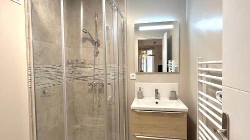 蒙梅勒Le Gingko的浴室配有淋浴和洗手池