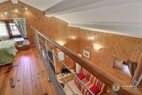 Chant De La Fontaine - La Bruyere في Saint-Laurent-les-Bains: درج في غرفة بجدران خشبية وأرضية خشبية