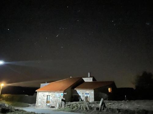 a small house in the snow at night at La pallota de san cristobal in Camino