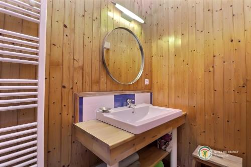 Chant De La Fontaine - La Bruyere في Saint-Laurent-les-Bains: حمام مزود بحوض ومِرآة