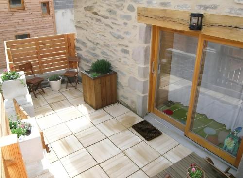 En terrasse eller udendørsområde på Chant De La Fontaine - La Bruyere