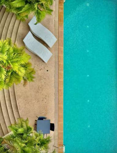 an overhead view of a swimming pool with palm trees at City Center Nana 4-Guest Suite 100m Nana BTS in Bangkok