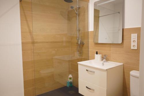 Ένα μπάνιο στο Flowers Houses