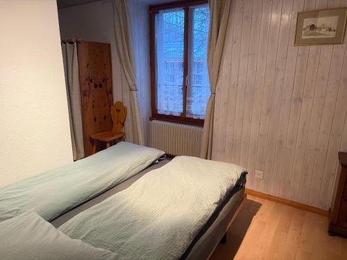 Ένα ή περισσότερα κρεβάτια σε δωμάτιο στο Au village d'Evolène, bel appartement avec terrasse