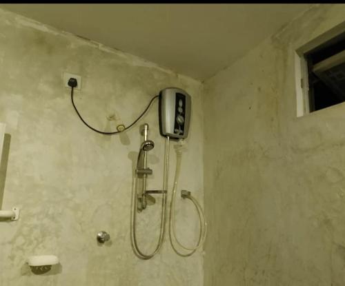 y baño con ducha y cabezal de ducha. en Sihe House, en Ahangama