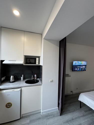 伊万诺-弗兰科夫斯克Smart Modern loft apartments 1的带水槽和微波炉的白色厨房