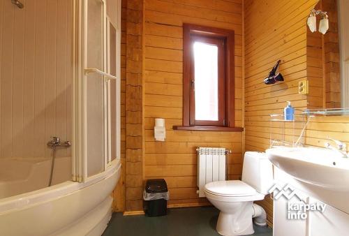 Ένα μπάνιο στο Котеджі Сім Вітрів