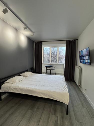 伊万诺-弗兰科夫斯克Smart Modern loft apartments 1的一间卧室，配有一张大床和一扇窗户。