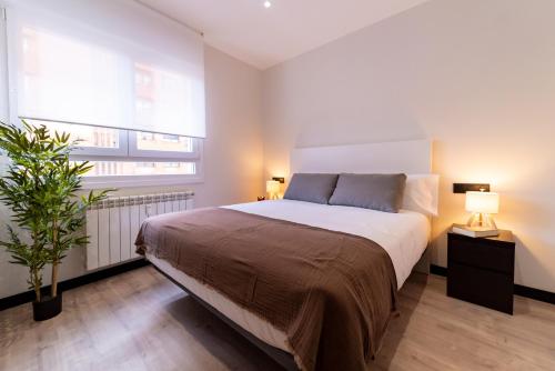 En eller flere senge i et værelse på Rental Room PZ100