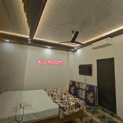 a room with a ac room sign on the wall at Hotel Shree Hari in Rishīkesh