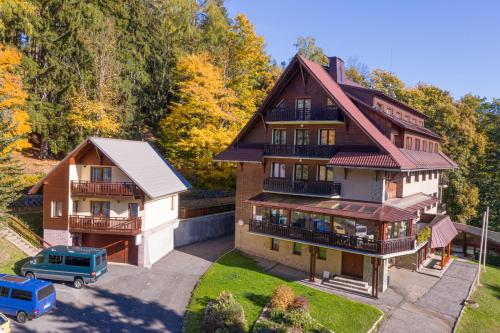 Horní RokytniceJuniorhotel Roxana的前面停有卡车的房子的空中景色