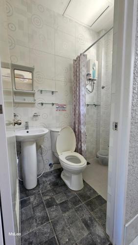 a bathroom with a toilet and a sink at Froude Apartments in Lila