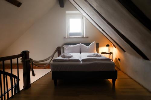 Postel nebo postele na pokoji v ubytování Lehm & Fachwerk Maisonette-Apartment - Claycation