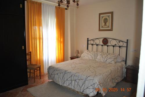 una camera da letto con un letto e una finestra di Casa Romo 2 a Rute