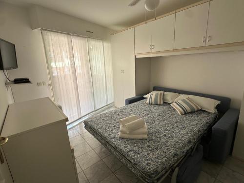 a small bedroom with a bed with two pillows at Studio grande terrasse 2 min plage & commerces in Roquebrune-Cap-Martin