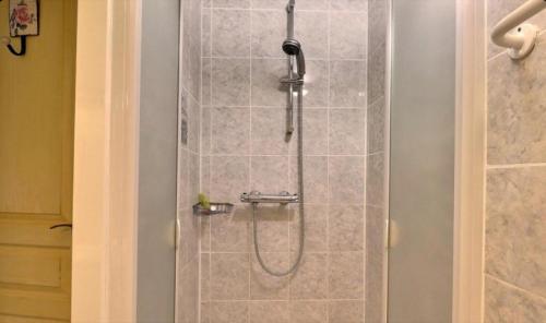 Saint-Fortunat-sur-EyrieuxChambres D'hôtes Mondon Le Haut的浴室里有淋浴喷头的淋浴