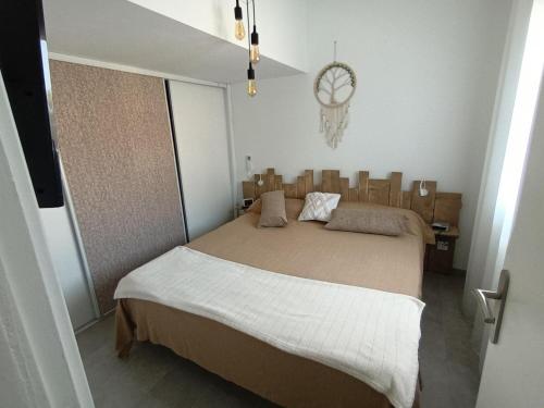 een slaapkamer met een groot bed in een kamer bij Gite charles in Capbreton