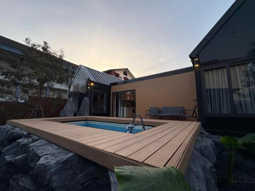 Bazén v ubytování Stonea Pool Villa Pattaya nebo v jeho okolí