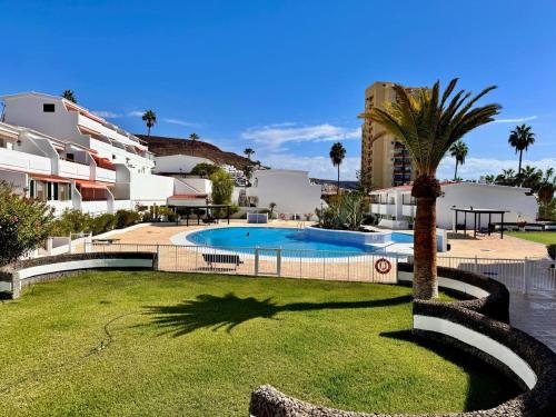 Spacious 2 bdr apartment heated pool, garage