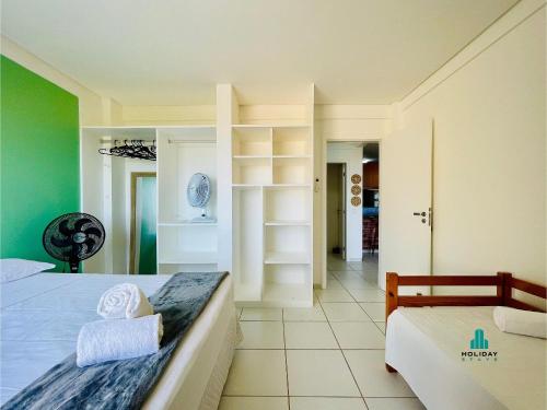 MangabeiraDunnas XXI By Holiday Stays的带床和书架的卧室