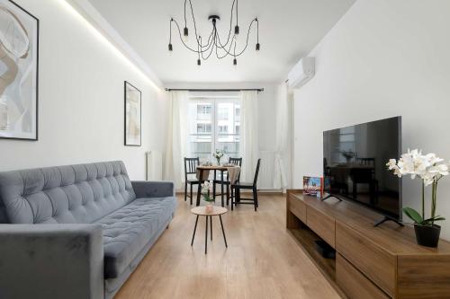 Klimatyzowany Apartament z Balkonem i Przestrzenią do Pracy Lokalizacja Blisko Wisły by Noclegi Renters