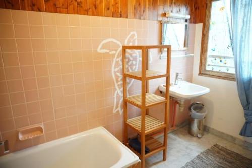 Ένα μπάνιο στο Appartement avec SUPERBE VUE MER et terrasse, à 100m plages à TREGASTEL - Ref 97