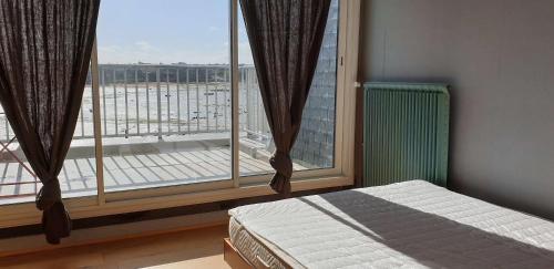 Ένα ή περισσότερα κρεβάτια σε δωμάτιο στο Appartement avec SUPERBE VUE MER et terrasse, à 100m plages à TREGASTEL - Ref 97