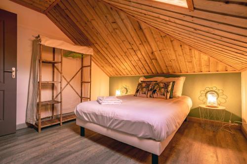 Ένα ή περισσότερα κρεβάτια σε δωμάτιο στο Kaz Passion - Bungalow avec Piscine a L'Entre-Deux