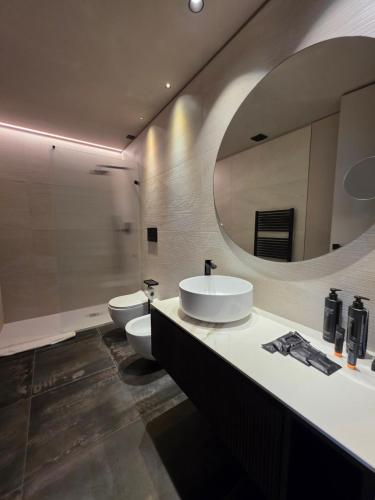 ラメーツィア・テルメにあるLamezia Livingのバスルーム(トイレ2つ、大きな鏡付)