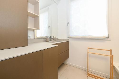 een keuken met een spoelbak en een raam bij MGH- Grace Apartment Katya Resort in Rivoltella