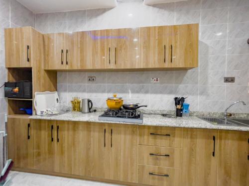 Η κουζίνα ή μικρή κουζίνα στο La Veda Manor Luxury Apartment