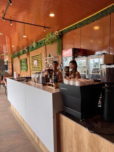 Επισκέπτες που μένουν στο ABE Hotel & Convention