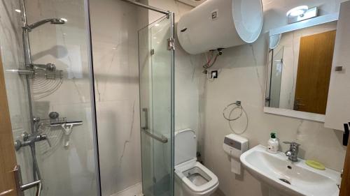 Ένα μπάνιο στο Appartement a La Perle de La plage de Mehdia Kenitra vue sur mer Excellent sea view