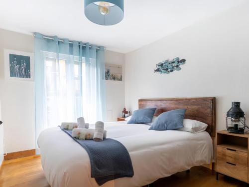 Ένα ή περισσότερα κρεβάτια σε δωμάτιο στο Balcón, luminoso, casco viejo, junto al ayuntamiento