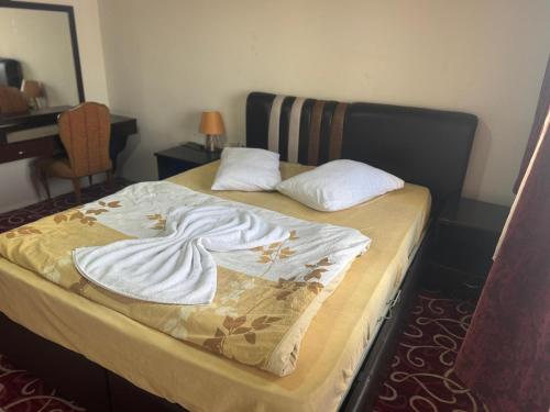 Ένα ή περισσότερα κρεβάτια σε δωμάτιο στο Kös Hotel