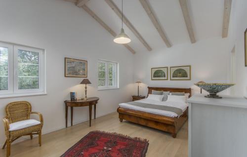 Giường trong phòng chung tại Villa Tre Colonne for 10 persons in Central Istria with 60 m2 private pool & sauna